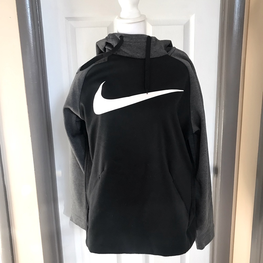 Mens Nike hoodie and 2 pairs shorts